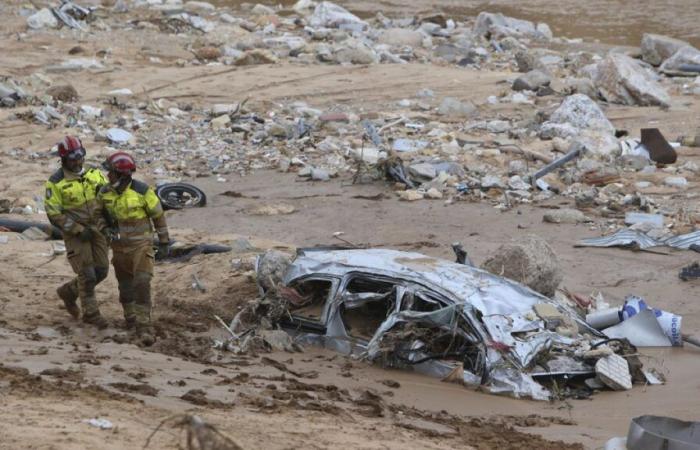 Alluvioni in Spagna: i servizi di emergenza ispezionano parcheggi e tunnel alla ricerca di persone scomparse