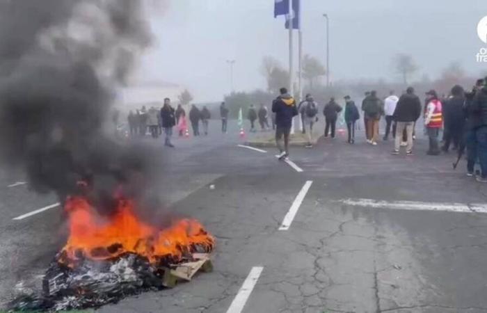 Numerosi dipendenti della fabbrica Michelin di Cholet si sono mobilitati contro la sua chiusura.