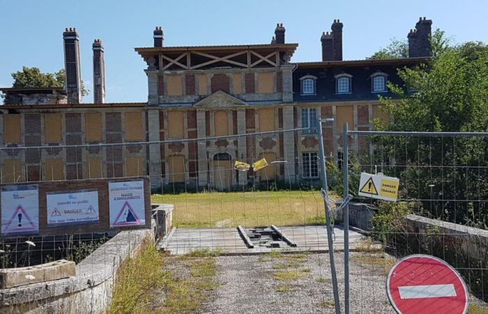 il castello di Serquigny è oggi di proprietà del comune per facilitarne la ricostruzione