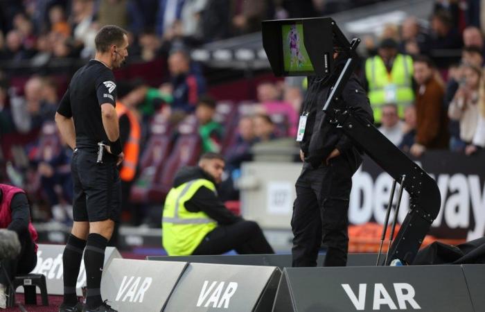 Michael Oliver e David Coote accusati del nuovo errore del VAR – ma una regola poco conosciuta dimostra che hanno preso la decisione SPOT ON