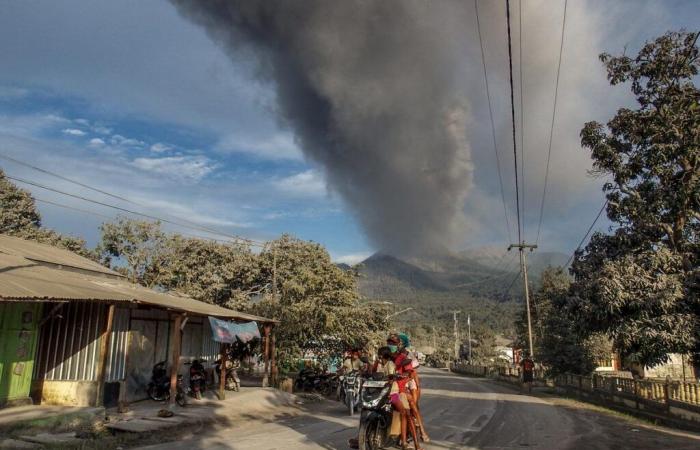 Video. Il vulcano erutta in Indonesia, lanciando palle di fuoco sui villaggi vicini