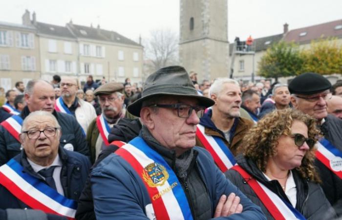 Seine-et-Marne: gli eletti manifestano davanti alla prefettura contro i risparmi nella legge finanziaria – 11/05/2024 alle 13:15