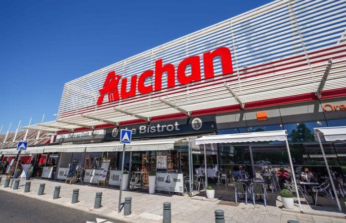 “Non abbiamo mai visto una cosa del genere”: 2.400 posti di lavoro tagliati alla Auchan in Francia, sindacati regionali sotto choc