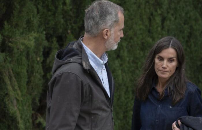 Letizia e Filippo VI in prima linea dopo l'alluvione: il re e la regina entrano in azione