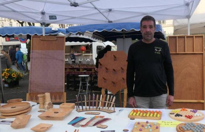 A Montflours, Anthony produce e noleggia giochi in legno