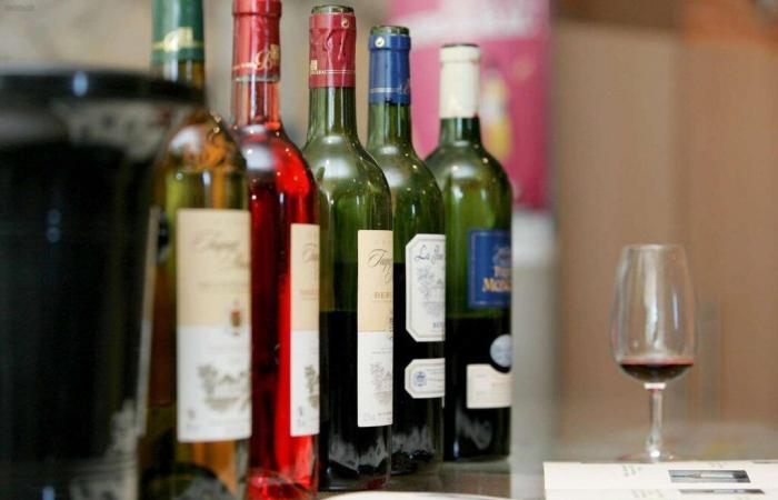 due uomini processati per aver rivenduto bottiglie di vino a un prezzo dieci volte superiore a quello degli anziani