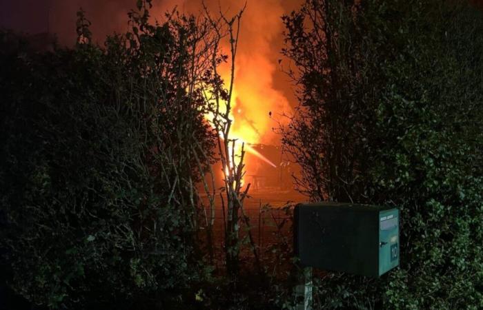 Un incendio in corso nella dependance di una casa nel Cotentin, sul posto polizia e vigili del fuoco