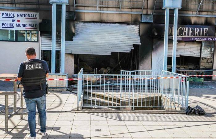 Commissariato di polizia e esercizi commerciali colpiti da un incendio a Pissevin: la procura di Nîmes annuncia l'arresto di sei persone