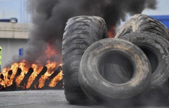 a Cholet, dipendenti Michelin arrabbiati dopo l'annuncio della chiusura della fabbrica