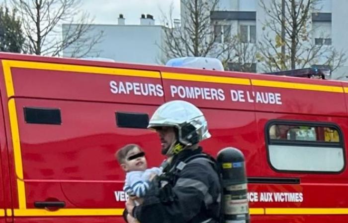 i residenti scalano la facciata dell'edificio per salvare una donna e un bambino