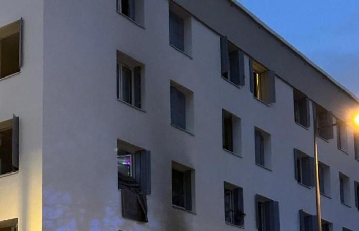 i residenti scalano la facciata dell'edificio per salvare una donna e un bambino