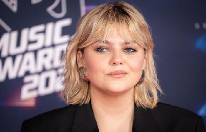 Louane interpreta lo stile chic da cowgirl con una giacca con frange di un importante marchio francese, indossata senza niente sotto