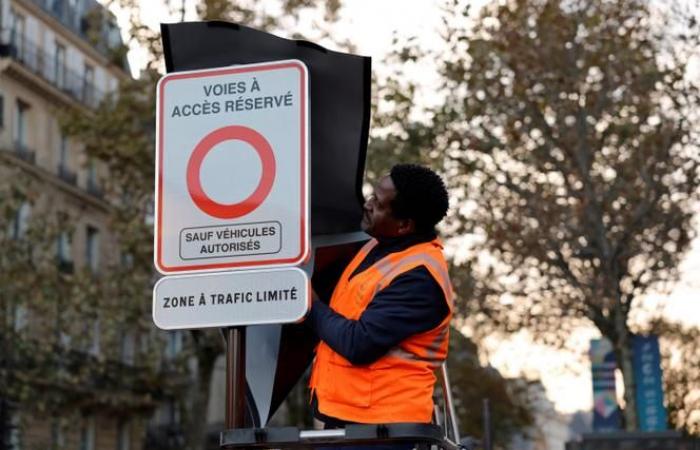 Il centro di Parigi è chiuso al traffico in transito