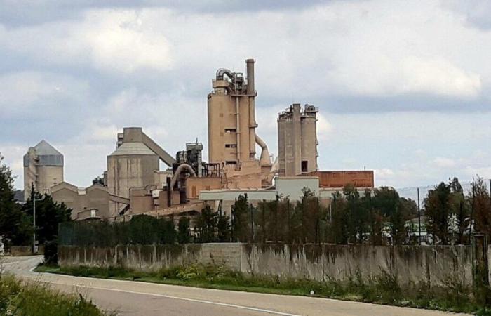 Un incendio in un silo contenente carbone alto 31 metri nel sito di Calcia a Beaucaire