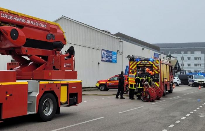 A Calais scoppia un incendio nella riserva Aldi, rue Mollien