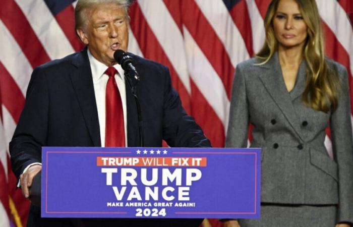 Donald Trump si annuncia vincitore: Melania, tutta in grigio per il suo grande discorso, pagata per comparire accanto al marito?