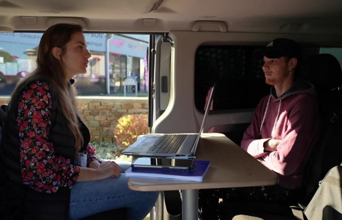 “Ero un po’ perso, il consulente mi ha dato tanto aiuto!” Un minibus per far uscire i giovani delle zone rurali dal loro isolamento