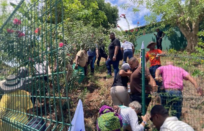 Gli insegnanti in sciopero forzano l'ingresso nel rettorato di Mayotte per ottenere un incontro con il rettore