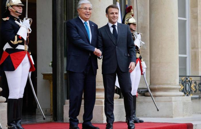 La Francia ospita il presidente del Kazakistan come partner sotto l'occhio vigile della Russia