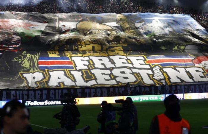 il controverso striscione dei tifosi davanti al PSG-Atlético