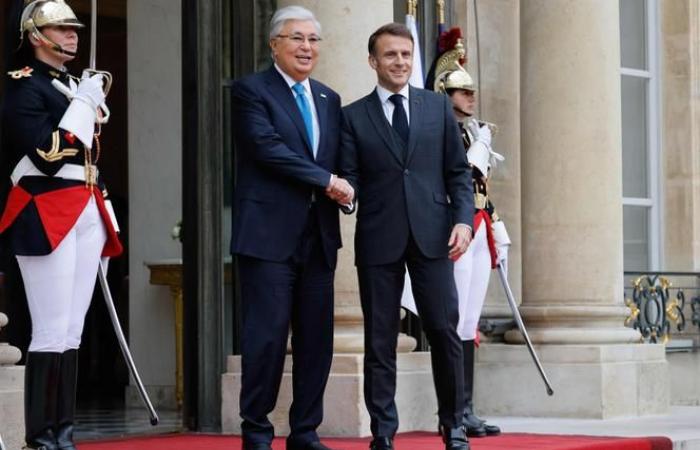 La Francia ospita il presidente del Kazakistan come partner sotto l'occhio vigile della Russia