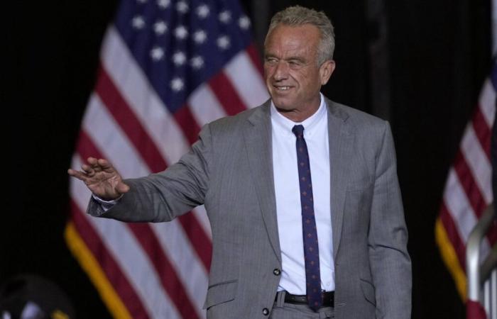 Robert F. Kennedy Jr. chiede di votare per Trump poiché il suo nome rimane sulla scheda elettorale