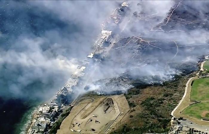 Un grande incendio devasta la periferia nordoccidentale di Los Angeles, un altro minaccia la lussuosa città di Malibu