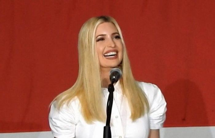 Ivanka Trump in cattivi rapporti con suo padre Donald? Questo fantastico look in velluto blu che sembra dire molto