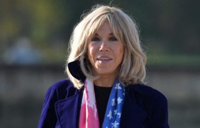 Brigitte Macron si svela con un outfit che “vale oro”