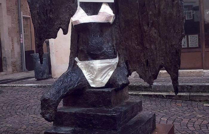 Chi ha messo le mutandine e il reggiseno su questa scultura a Cahors?