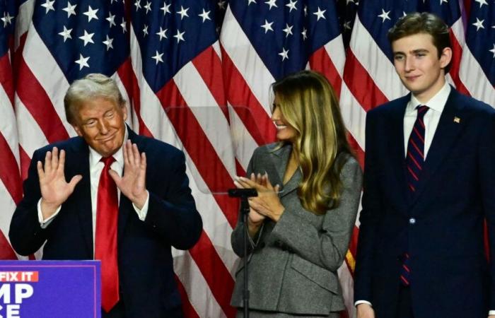 L'altezza di Barron Trump scuote Internet mentre il diciottenne sovrasta papà Donald e mamma Melania in Florida