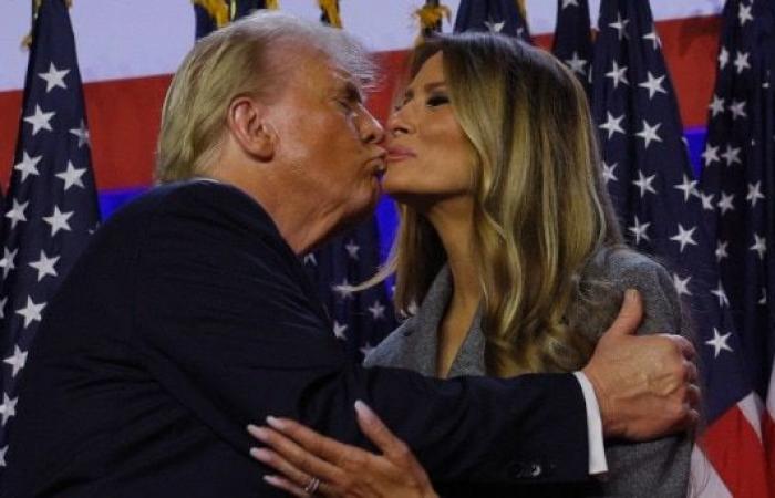 Risultati delle elezioni americane Donald Trump ringrazia la moglie Melania con un abbraccio e un bacio alla manifestazione per la vittoria in Florida