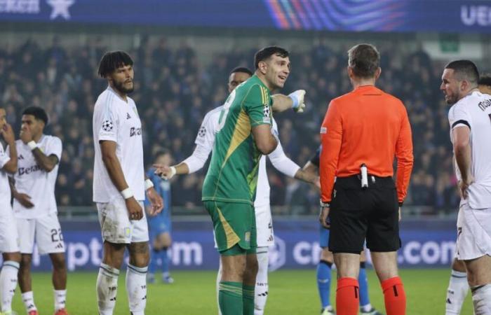 in video, l'incredibile rigore concesso da Emiliano Martinez e dall'Aston Villa, battuta a Bruges