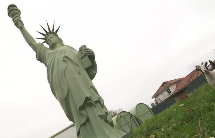 installa una replica gigante della Statua della Libertà nel suo giardino