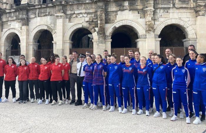 La squadra della polizia francese a Nîmes prima dell'Euro di giugno