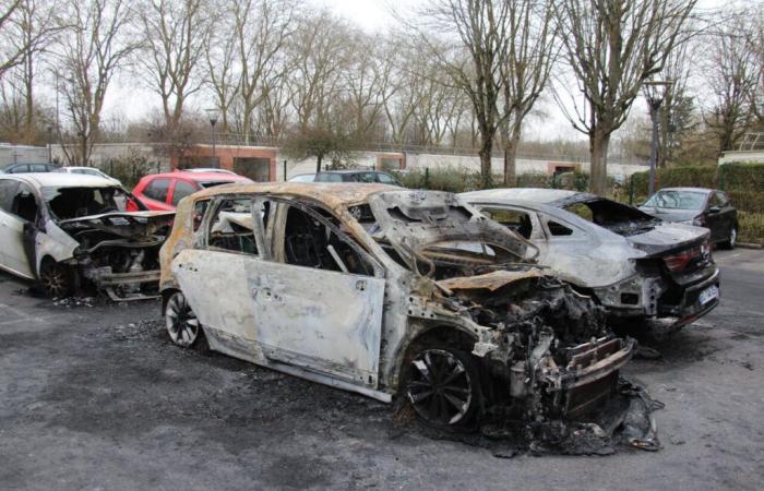 un garage prende fuoco nel cuore della notte, bruciate una trentina di auto