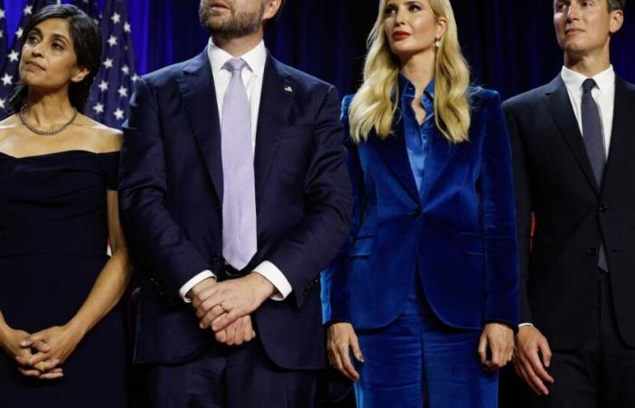 Il sorprendente completo blu di Ivanka Trump accanto al padre a Palm Beach