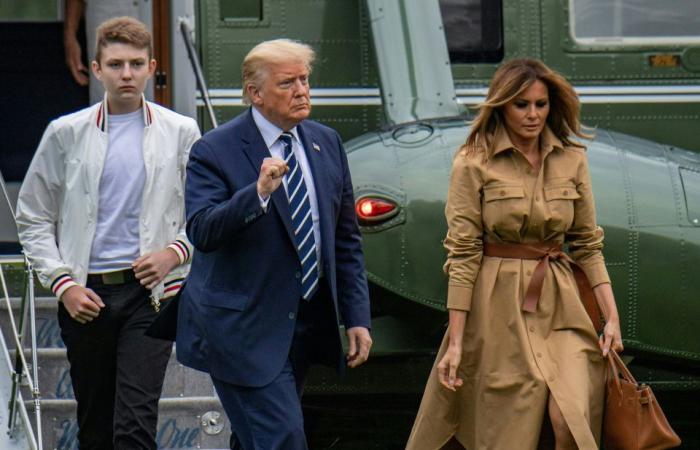 Barron Trump in costume ha immaginato di votare per suo padre per la prima volta in un dolce post di mamma Melania