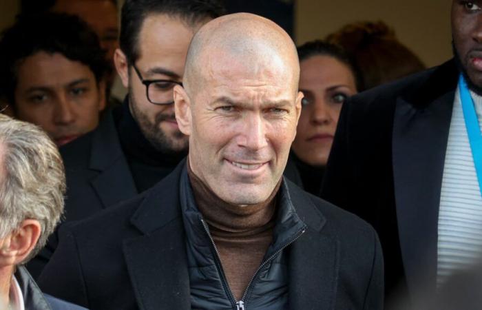 l'impressionante marea umana attorno a Zidane, spettatore notevole del Bernabeu