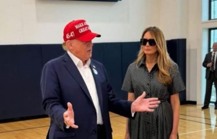 Le voci sulla “falsa Melania” emergono di nuovo mentre l'ex First Lady si unisce a Donald Trump per votare