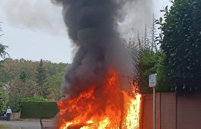 un centro commerciale a Yvelines preso di mira da una rapina, un'auto in fiamme