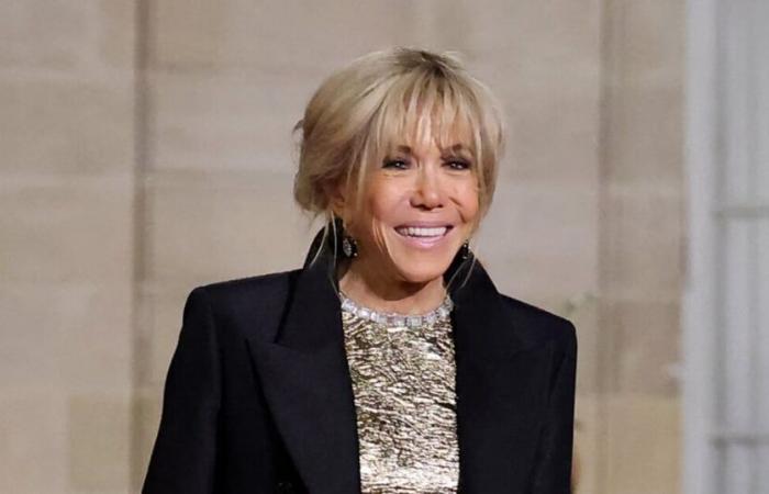 Brigitte Macron in un attillato abito di lamé di fronte a Carla Bruni-Sarkozy tutta vestita di nero