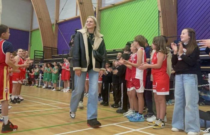 NELLE IMMAGINI. La stella normanna della squadra francese di basket, Marine Johannès, in visita ad Argentan