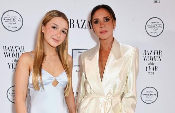 Tenero momento madre-figlia per Victoria Beckham, premiata da Harper a Londra