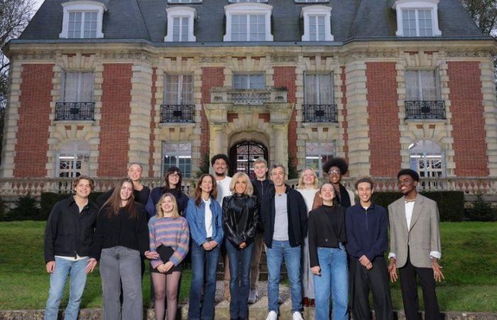 Brigitte Macron fa una visita a sorpresa agli studenti della Star Academy per difendere una causa che le sta a cuore