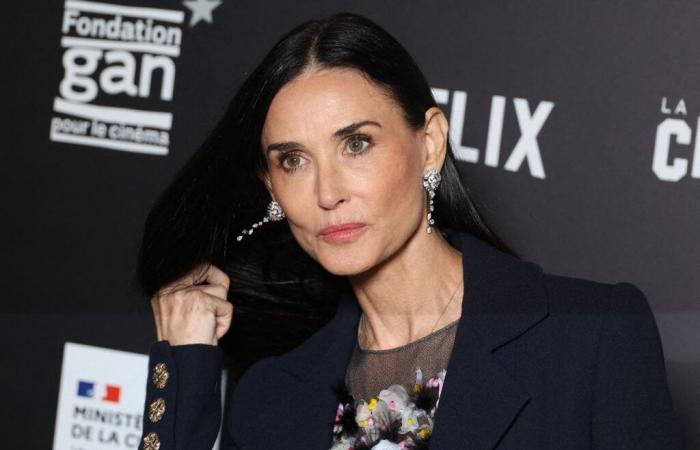 A Parigi, Demi Moore sfoggia l'abito a fiori con Julie Gayet e Laura Smet