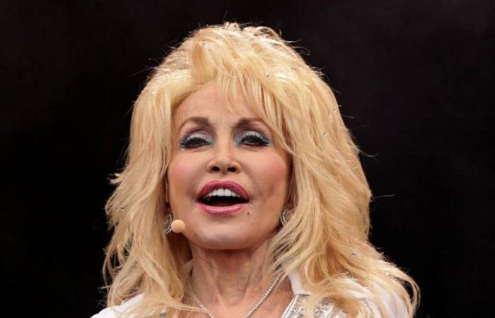 Dolly Parton pensa di essere più un “pugno nell'occhio che un'icona”