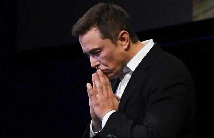 Tesla sul mercato degli smartphone? Elon Musk risponde in contanti