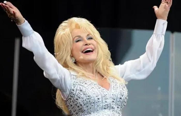 Dolly Parton rivela il suo lato “trasandato” e “comodo”.