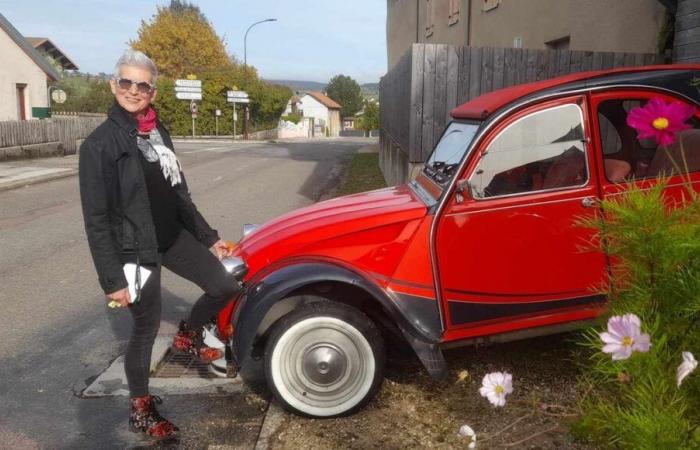 Doubs a Rochejean Béatrice, una fiorista di stile a bordo di una 2CV